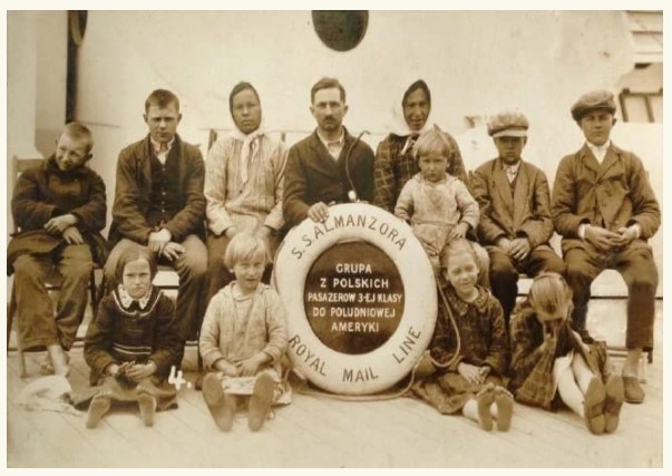 Família de Nicolau Makuch, estabelecida na colônia Thomaz Coelho, em pose no navio que a transportou em 1928 para o Brasil Acervo do Arquivo Histórico Archelau de Almeida Torres.)